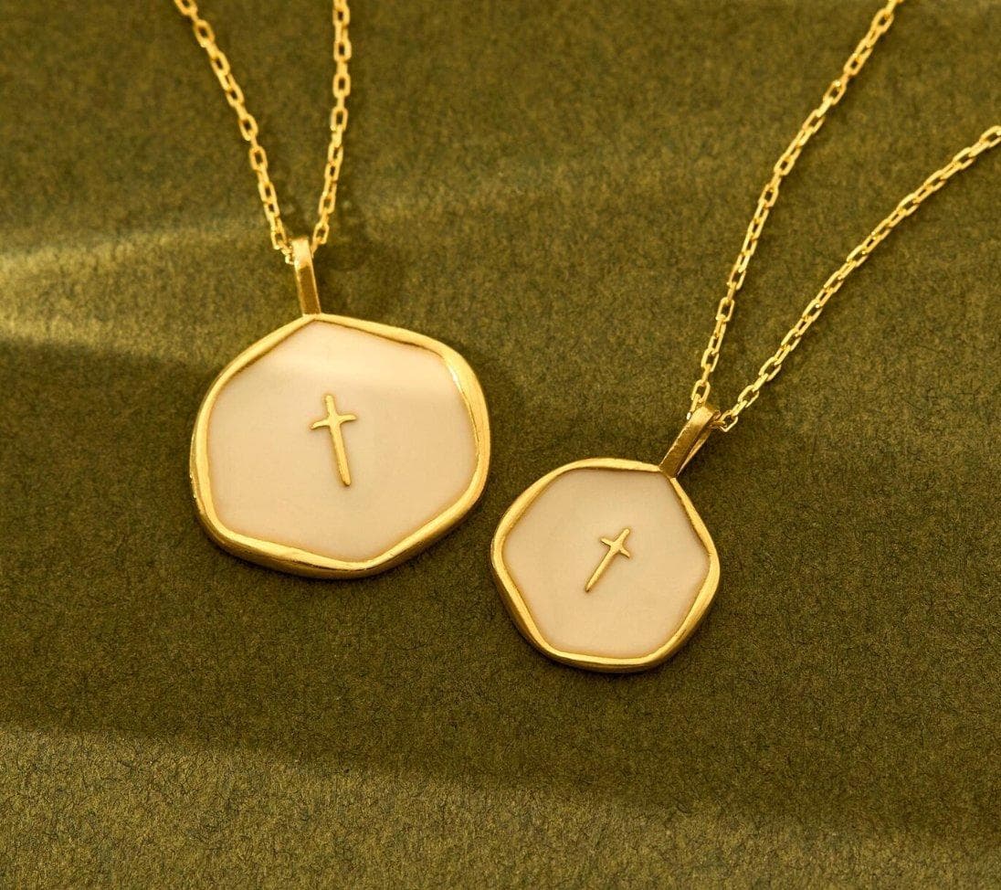 Raw jewelry photo before AI processing